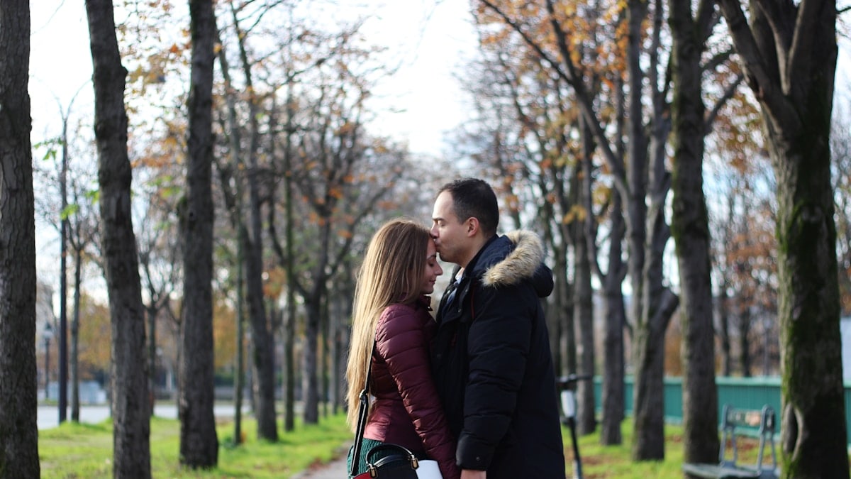parís eiffel tower couple pigeons lights blue love romance umbrella arc de triomphe